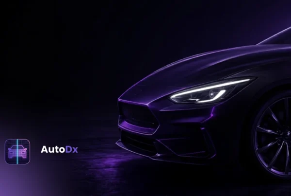 Diseño UX/UI de AutoDX: vehículo e icono de app sobre fondo oscuro